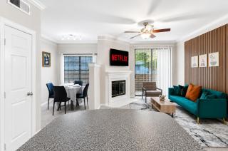 King Comfort in Dallas with Private Balcony and Secure Garage - 6