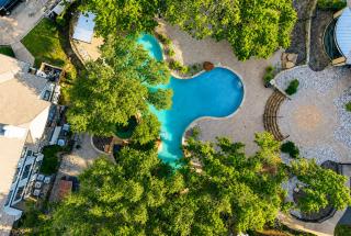 King Comfort in Dallas with Private Balcony and Secure Garage - 9