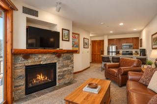 RF 219 Ski-InOut Hot Tub & Garage Sleeps 4 - 9