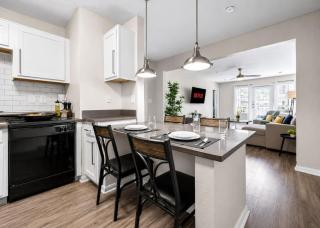 Upscale 3BR Dallas Stay, Pool and Fitness - 9