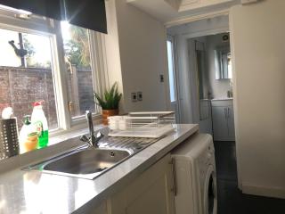 Cosy 1BR Croydon Flat with King Bed & WiFi - 8