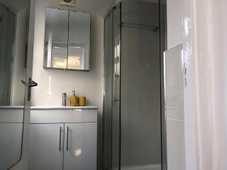 Cosy 1BR Croydon Flat with King Bed & WiFi - 2