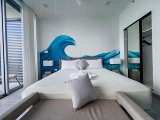 Surfs Up - A Sky Harbour Oceanfront King Suite - 0