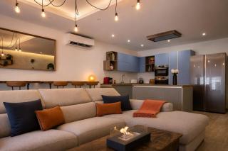 Stylish Seafront Living w Balcony & Fast WiFi - 7
