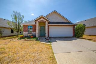Fenced Yard, Workspace, Garage: Ft Worth Home Base - 7