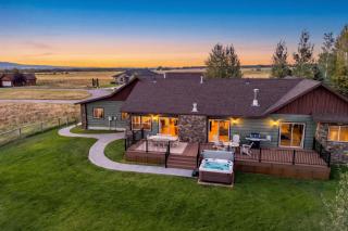 Family Fun Fireplace & Huge Deck - 5