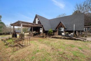 4 Cabin Retreat for up to 8 Guests in Rural setting but close to town -  - 8