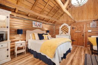 Log cabin-Kitchen-Front porch-Queen-The Velvet Rooster - 9