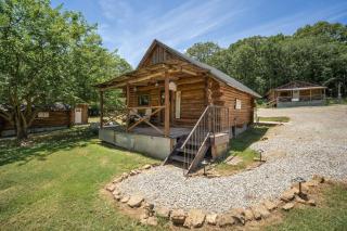Log cabin-Kitchen-Front porch-Queen-The Velvet Rooster - 7