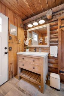 Log cabin-Kitchen-Front porch-Queen-The Velvet Rooster - 1