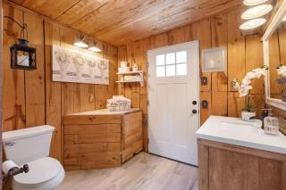 Log cabin-Kitchen-Front porch-Queen-The Velvet Rooster - 2