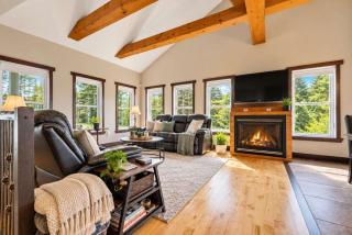 Le Repos de L'Ours Waterfront Chalet with Private Dock - 3