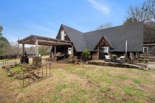 Log cabin-King-Soaring Ceiling-Full kitchen-The Cuddly Cow - 9