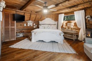 Log cabin-King-Soaring Ceiling-Full kitchen-The Cuddly Cow - 2