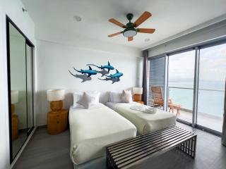 Blue Fins - A Sky Harbour Oceanfront Twin Suite - 0
