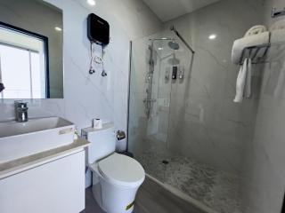 Blue Fins - A Sky Harbour Oceanfront Twin Suite - 5