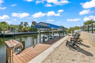 Canalfront Retreat Pool Dock & Putting Green - 4