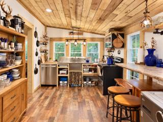 2 Cabins, King Suite & Bunkhouse Compound - Sardis -  - 1