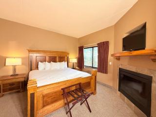 Comfortable 3-BR 3BA with Jacuzzi, Fireplaces & FREE Waterpark Passes in Chula Vista 24590 - 7