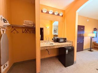 Comfortable 3-BR 3BA with Jacuzzi, Fireplaces & FREE Waterpark Passes in Chula Vista 24590 - 4