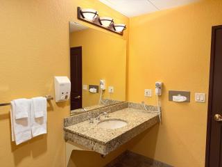 Comfortable 3-BR 3BA with Jacuzzi, Fireplaces & FREE Waterpark Passes in Chula Vista 24590 - 3