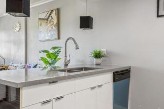 Modern 1 Bedroom with Bow River Views Downtown Calgary - 2