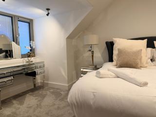 GARNET, 3br large home, NR RAF, Pet friendly - 4