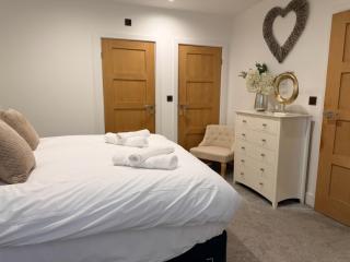GARNET, 3br large home, NR RAF, Pet friendly - 3