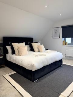 GARNET, 3br large home, NR RAF, Pet friendly - 2