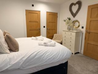 GARNET, 3br large home, NR RAF, Pet friendly - 1