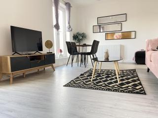 QUARTZ - 2BR apart, with Garden NR Abbey Stadium - 9