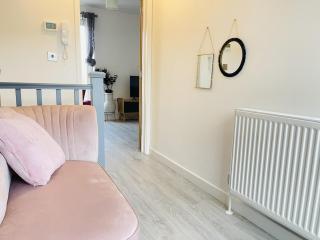 QUARTZ - 2BR apart, with Garden NR Abbey Stadium - 7