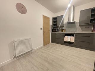 QUARTZ - 2BR apart, with Garden NR Abbey Stadium - 6