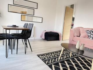 QUARTZ - 2BR apart, with Garden NR Abbey Stadium - 4