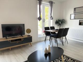QUARTZ - 2BR apart, with Garden NR Abbey Stadium - 2