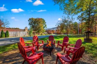 Mountain View-Huge Fenced Yard- Pool Table-hot Tub- Fire Pit-Pet friendly - Sevierville - 0