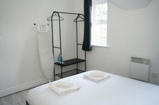 2BR Apartment Near Gatwick Balcony Sleeps 5 - 4