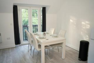 2BR Apartment Near Gatwick Balcony Sleeps 5 - 8