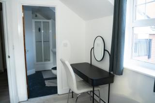 2BR Apartment Near Gatwick Balcony Sleeps 5 - 5