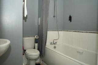 2BR Apartment Near Gatwick Balcony Sleeps 5 - 1