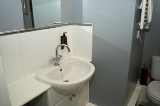 2BR Apartment Near Gatwick Balcony Sleeps 5 - 2