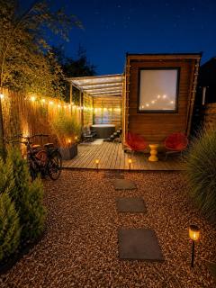 Romantic Tiny House with Private Jacuzzi and Garden between Amsterdam Haarlem and Schiphol Airport - 1