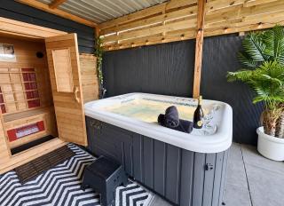 Charming Tiny House with Private Jacuzzi, Sauna and Garden & Free Parking between Amsterdam Haarlem and Schiphol Airport - 0
