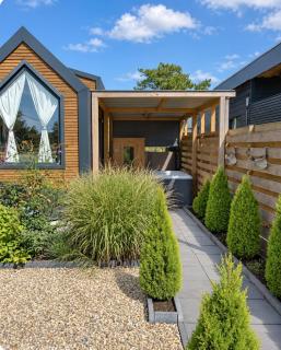 Charming Tiny House with Private Jacuzzi, Sauna and Garden & Free Parking between Amsterdam Haarlem and Schiphol Airport - 2