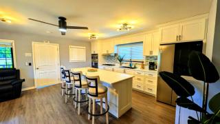 Elenas Modern 2BR Comfy Home - 8