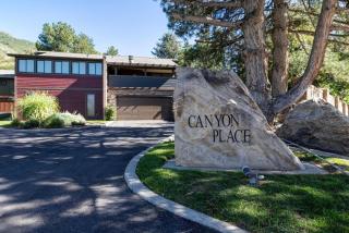 Spacious split-level townhome with private hot tub & game room -close to canyons - 7