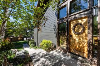 Spacious split-level townhome with private hot tub & game room -close to canyons - 0