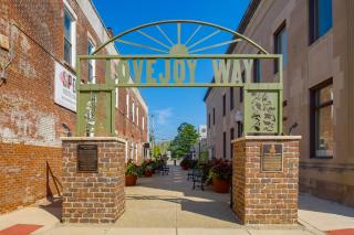 Walkable Main Street Apartment in Princeton! - 6