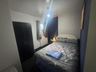 Stylish Double Bedroom Close to Derby City Centre - 8