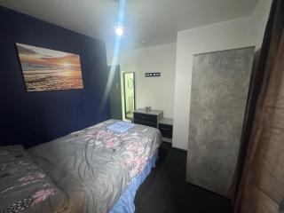 Stylish Double Bedroom Close to Derby City Centre - 9